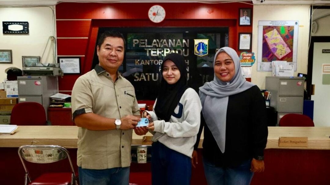 Usai Nyoblos, Dirjen Dukcapil Tinjau Kelurahan di DKI Jakarta dan Serahkan KTP-el Pemilih Pemula