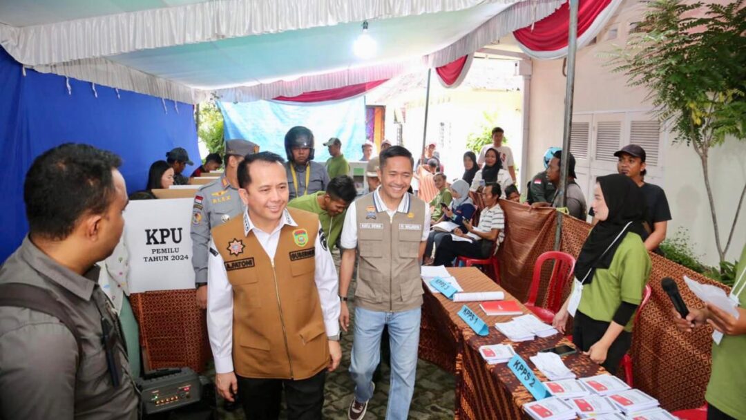 Kendarai Sepeda Motor, Pj Gubernur Sumsel Agus Fatoni dan Forkopimda Sumsel Tinjau Empat TPS di Kota Palembang