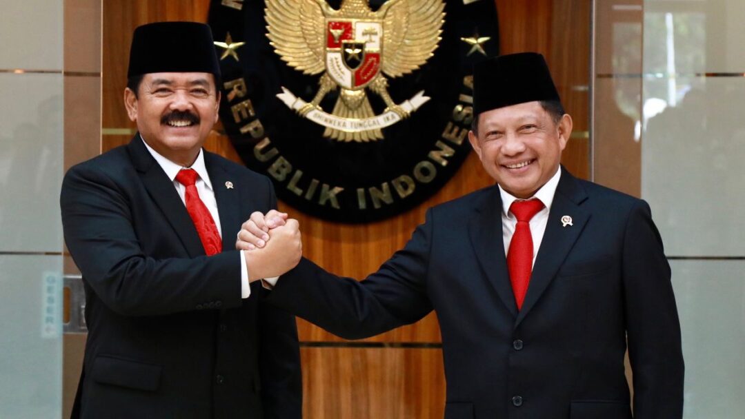 Setelah 19 Hari Bertugas, Mendagri Tito Serahkan Jabatan Menko Polhukam Kepada Hadi Tjahjanto