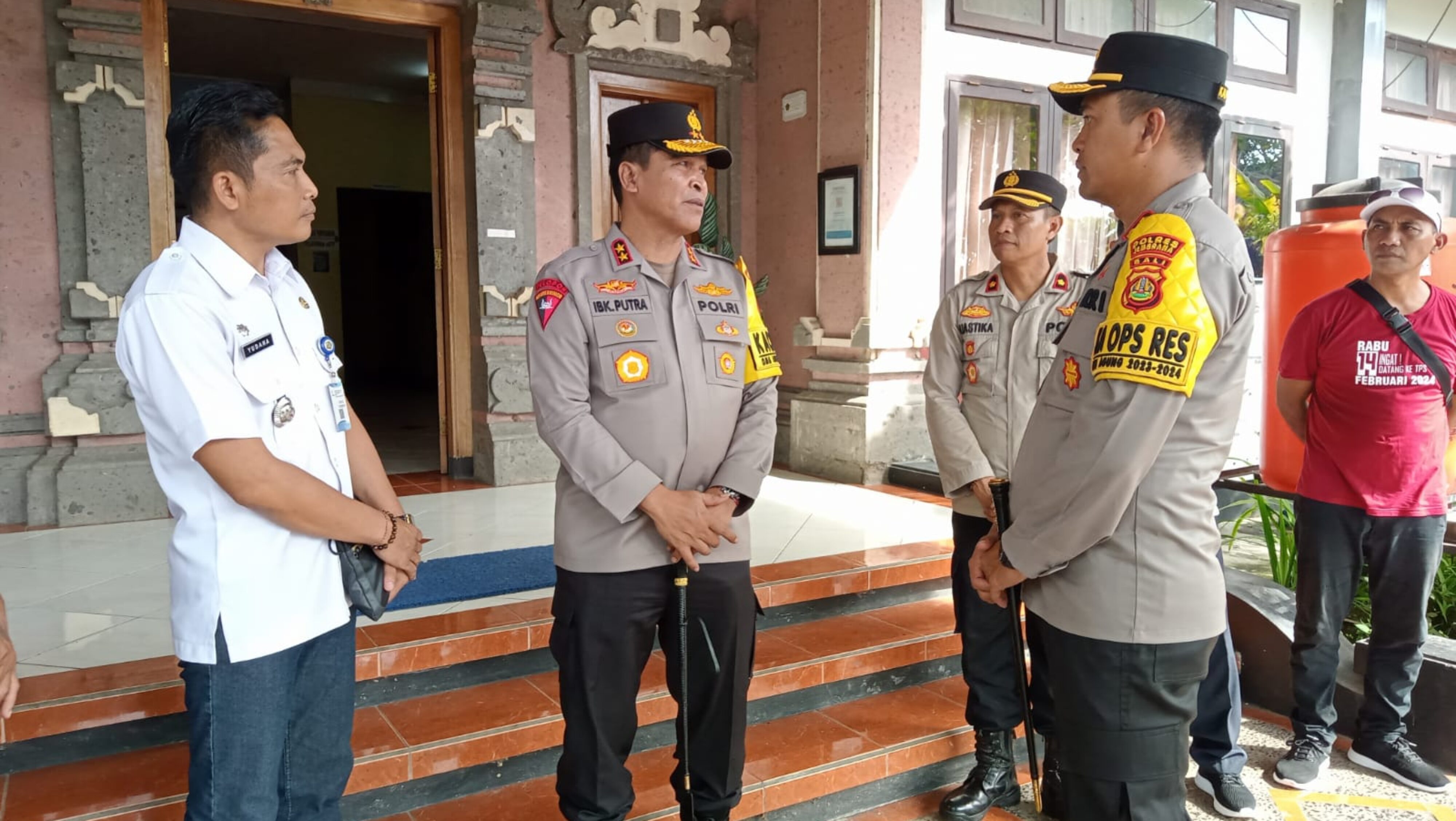 Kapolda Bali Pantau Rekapitulasi Suara di PPK Pekutatan