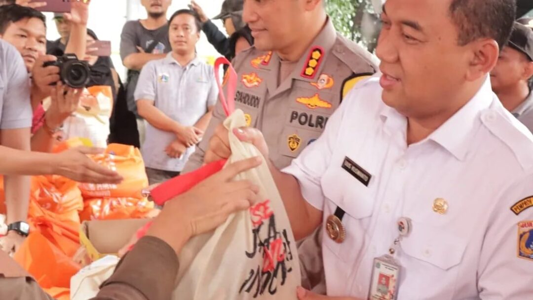 Polres Metro Jakarta Barat Diserbu Warga, Bazar Sembako Murah Ramai Dikunjungi