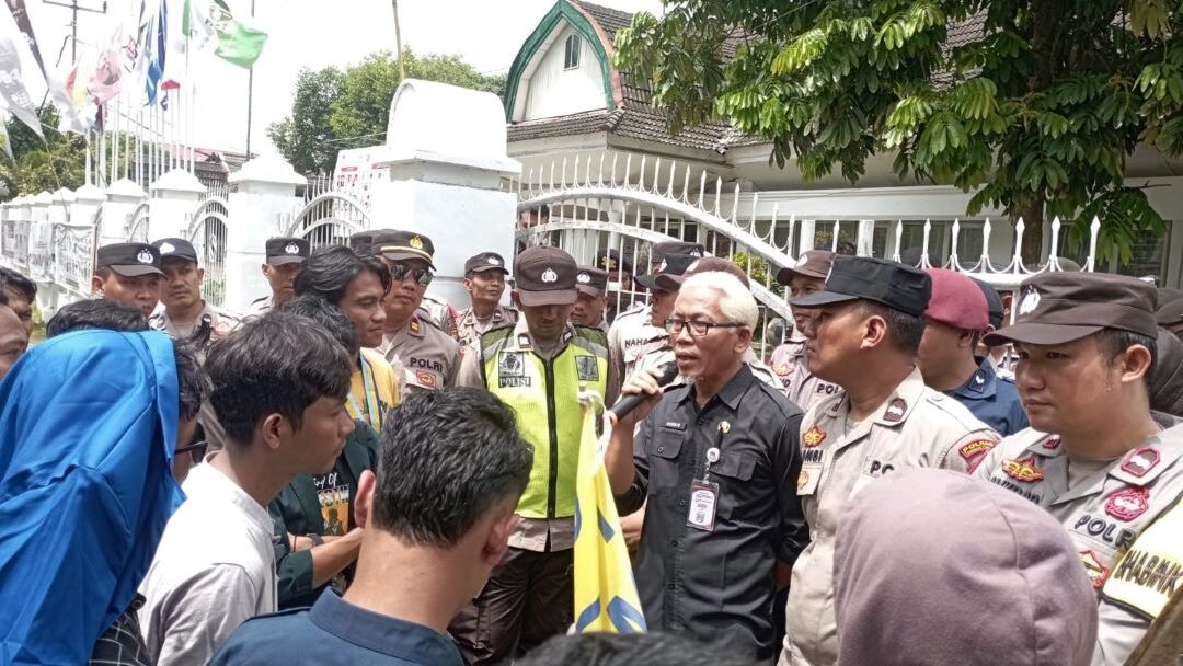 Kepung KPU Lotim, Ini Tuntutan Pergerakan Mahasiswa Islam Indonesia