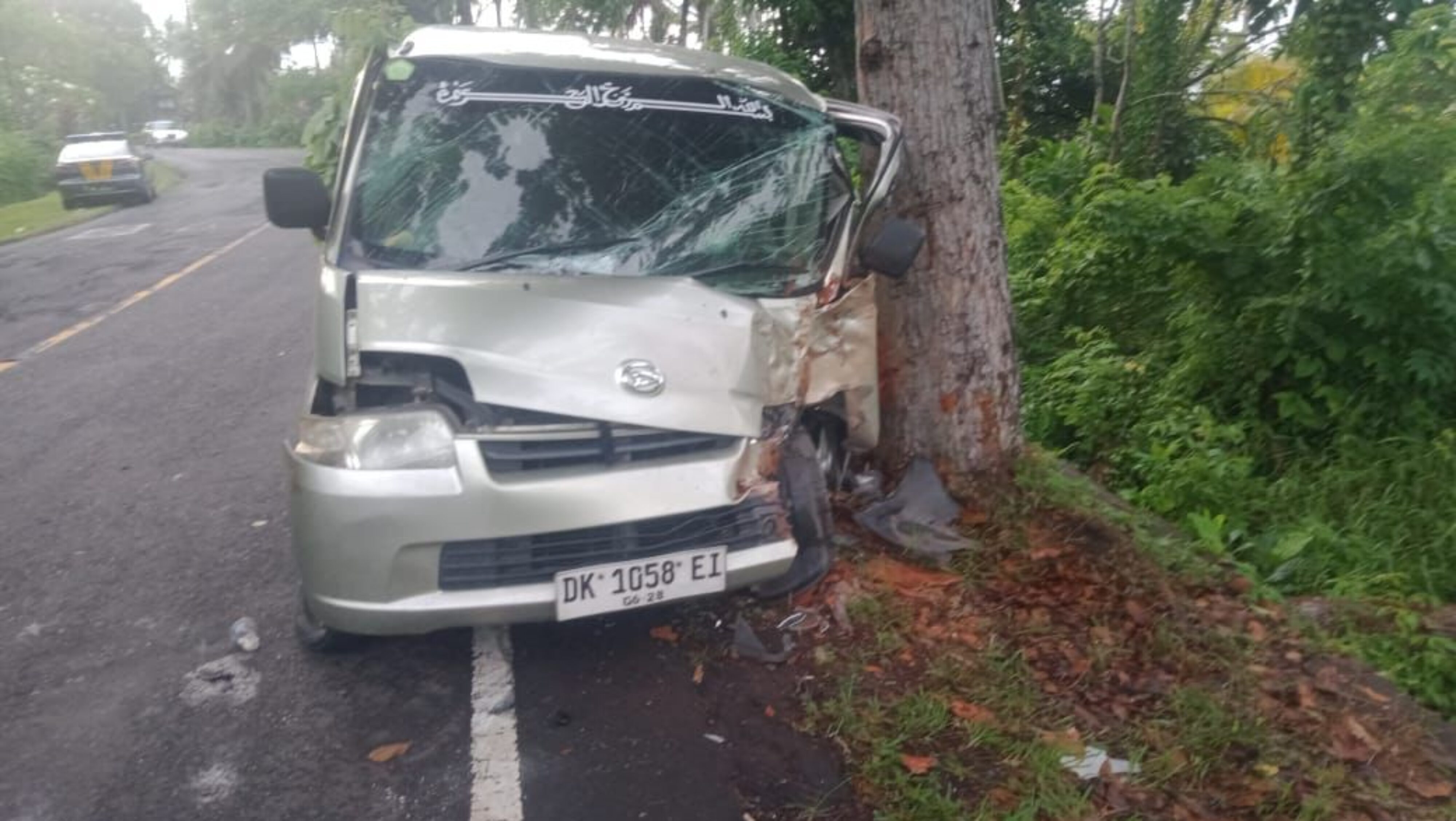Diduga Mengantuk, Minibus Hantam Pohon di Jembrana
