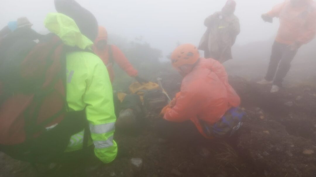 Identitas Mayat di Puncak Gunung Agung Terungkap, Tim SAR Lakukan Evakuasi