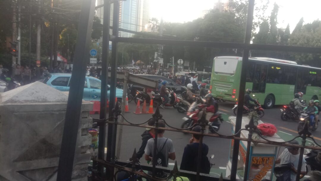 Ratusan Massa Pendukung Dari Paslon O1-O2 Turun di Depan Kantor KPU, Dalam Hasil Tenggat Akhir Pemenang