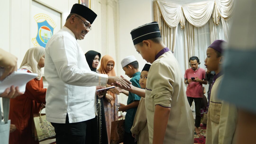 Berbagi Keberkahan di Bulan Ramadan, Pj Gubernur Safrizal Berikan Santunan untuk 100 Anak Yatim