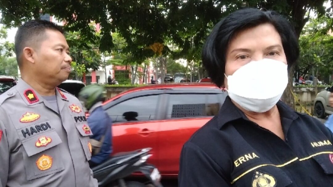 Peduli dan Berbagai, Polres Metro Bekasi kota Bagikan Takjil