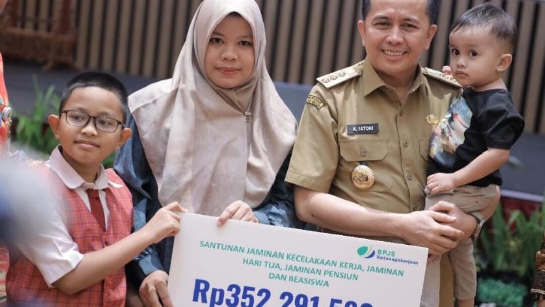 Apresiasi Kabupaten/Kota yang Perhatikan Perlindungan Pekerja, Pj Gubernur Agus Fatoni Serahkan Penghargaan Paritrana dan Canangkan GPPRS