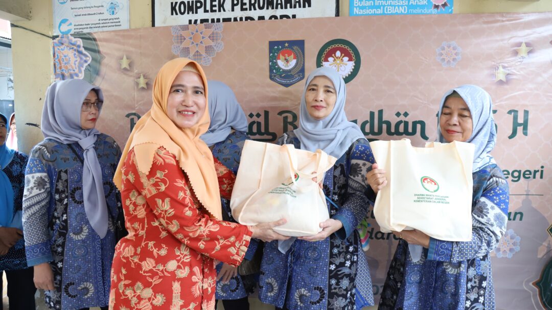 DWP Kemendagri Bagikan Paket Sembako di Kompleks DDN Kota Tangerang