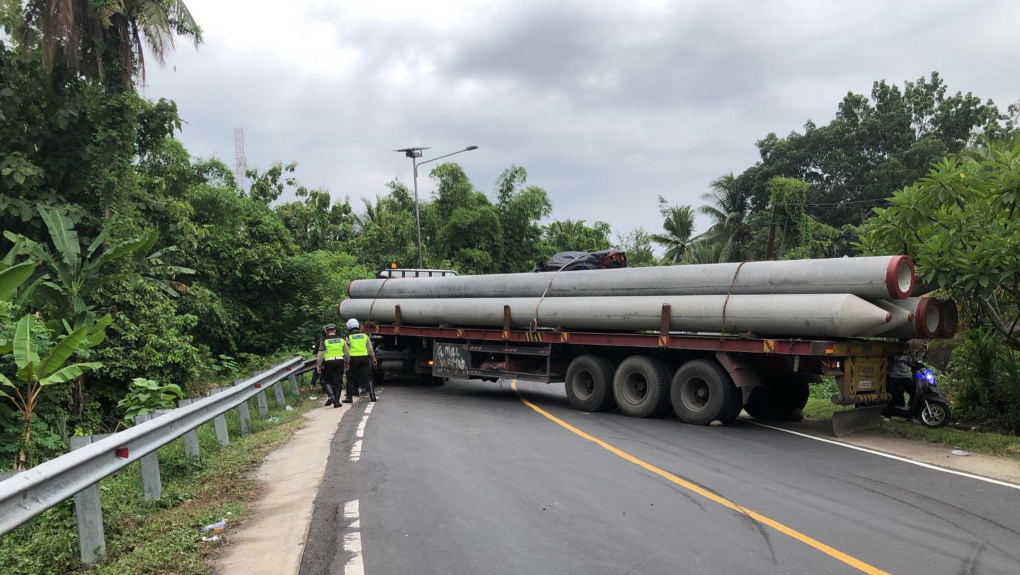 Truk Tronton Melintang di Jalan Denpasar-Gilimanuk, Arus Lalin Lumpuh