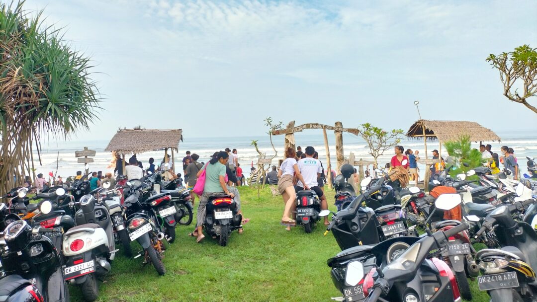 Ngembak Geni, Ribuan Warga Padati Pantai Rambutsiwi
