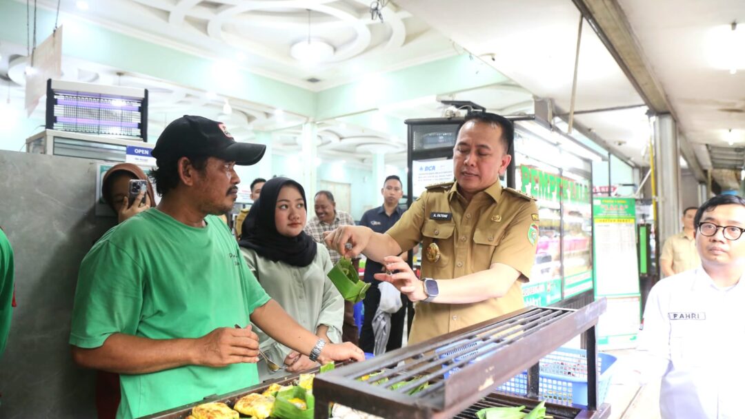 Pj Gubernur Agus Fatoni Kunjungi Sentra Pempek 26 Ilir, Ajak Masyarakat Beli Pempek untuk Oleh-oleh Mudik ke Kampung