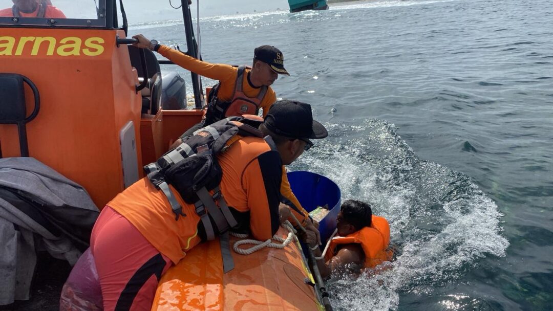 Kapal Ikan Kandas di Perairan Nusa Penida, Tim SAR Lakukan Evakuasi