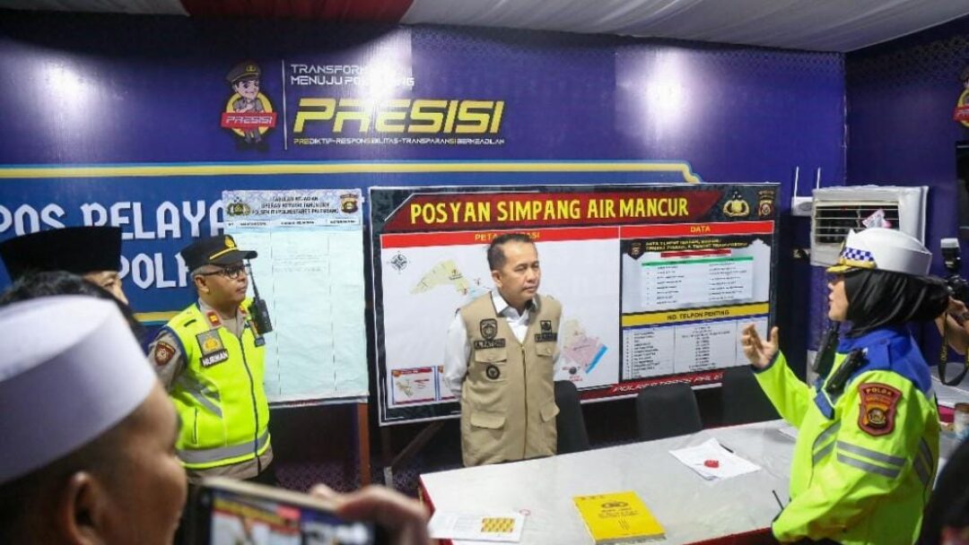 Malam Idul Fitri Pj Gubernur Sumsel Agus Fatoni Keliling Tinjau Posko dan Beri Bantuan Sembako