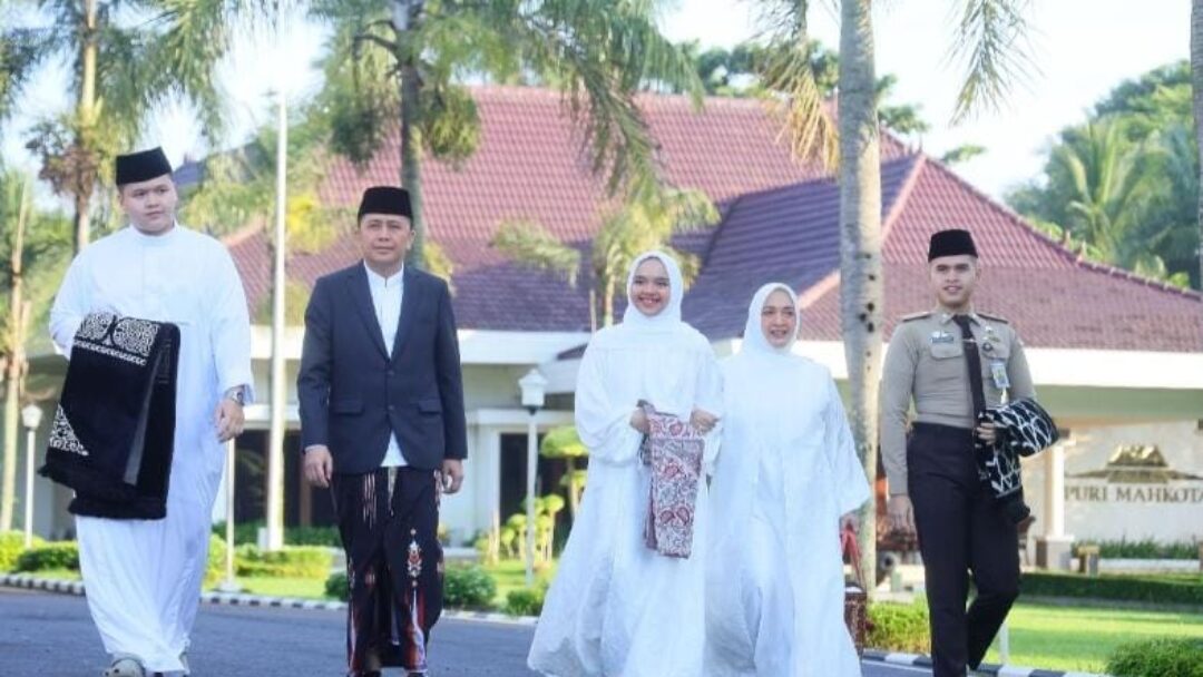 Pj Gubernur Sumsel Fatoni Bersama Pj Ketua TP-PKK Sumsel Tyas Fatoni Laksanan Sholat Idul Fitri 1445 H di Griya Agung