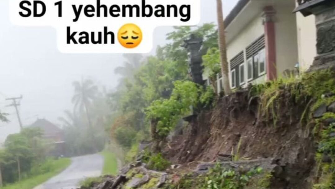 Diguyur Hujan Deras, Pagar Alas SD Negeri 1 Yehembang Kauh Ambruk