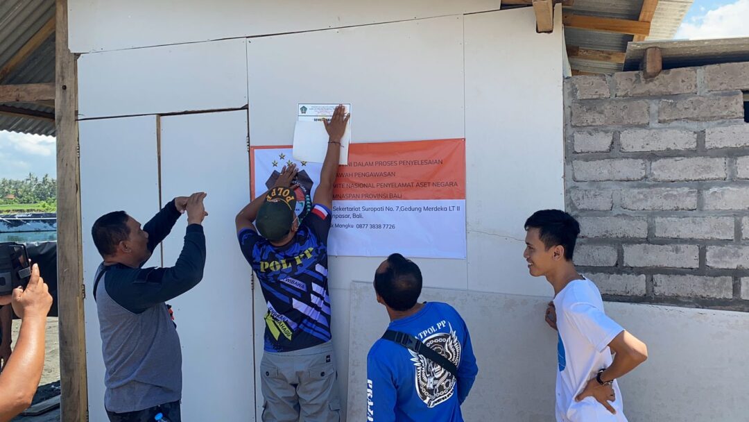 Pol PP Jembrana Segel Tambak Udang Tanpa Ijin di Penyaringan