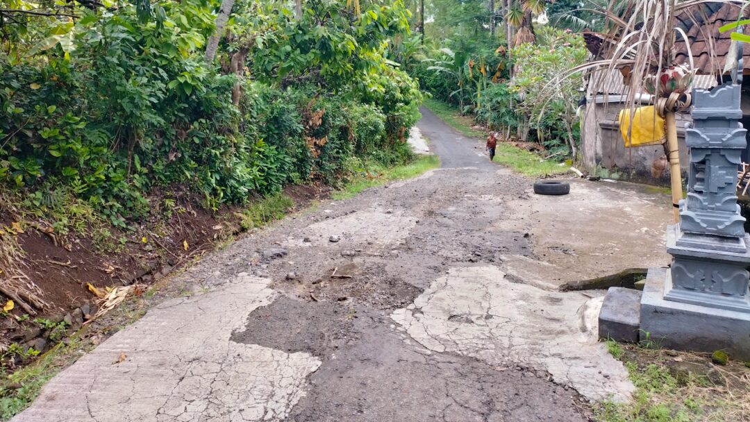 Jalan Rusak Tak Kunjung Diperbaiki, Warga Diminta Sumbang Dana
