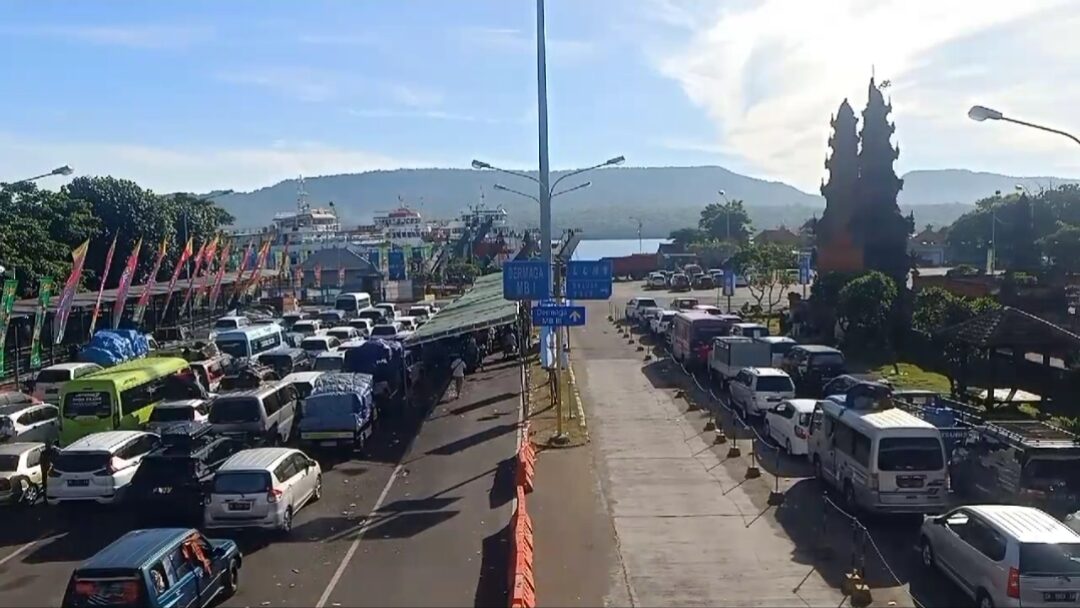 Arus Mudik di Pelabuhan Gilimanuk H-3 Lebaran Sangat Padat, Antrean Kendaraan Mengular