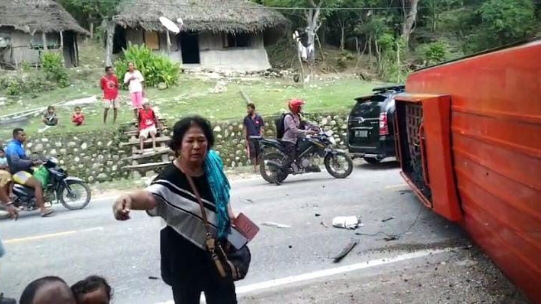 Akibat Pengemudi Mengantuk, Sebuah Bus Hantam Pohon Dan Terbalik, Begini Kondisinya