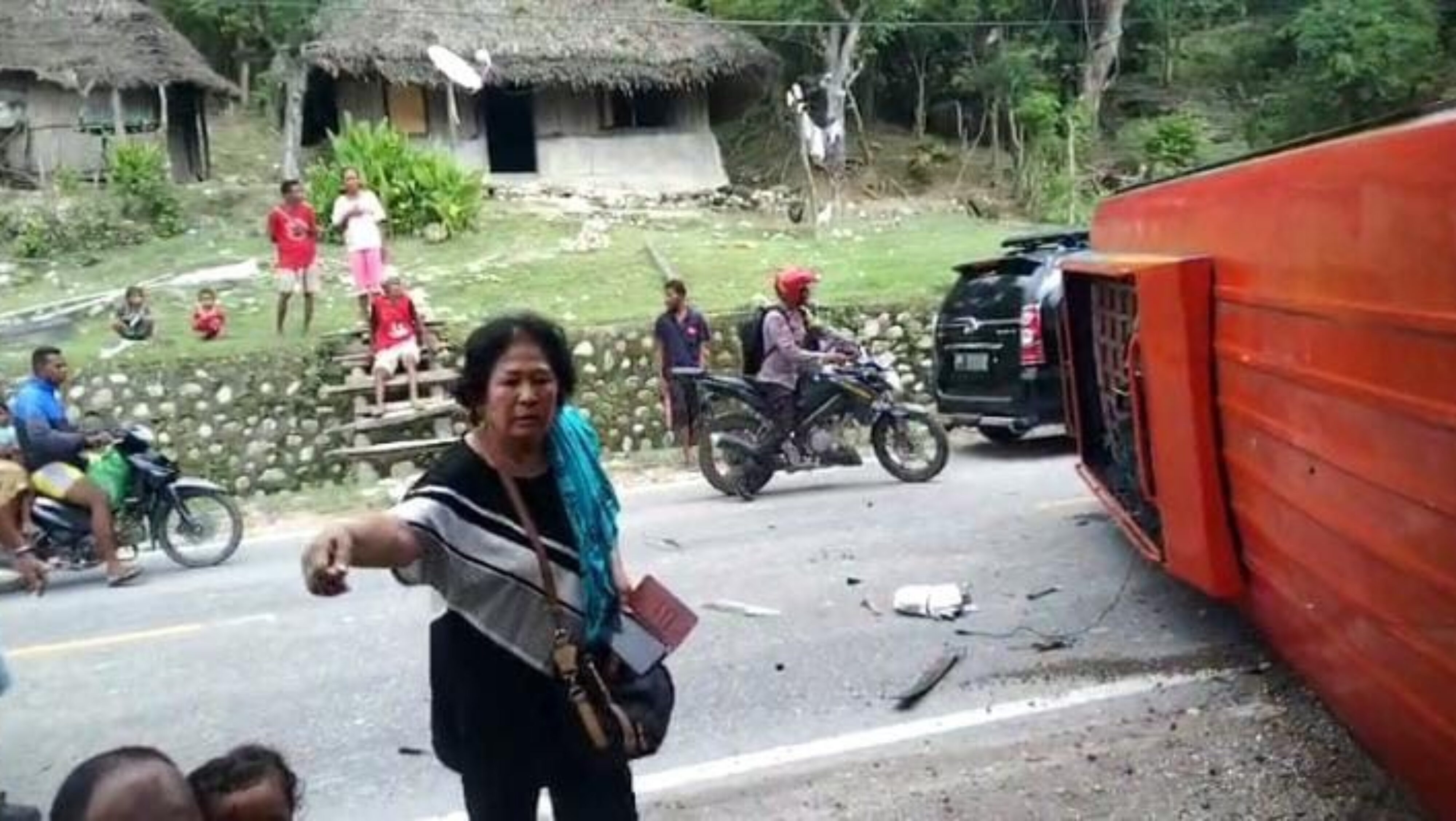 Akibat Pengemudi Mengantuk, Sebuah Bus Hantam Pohon Dan Terbalik, Begini Kondisinya