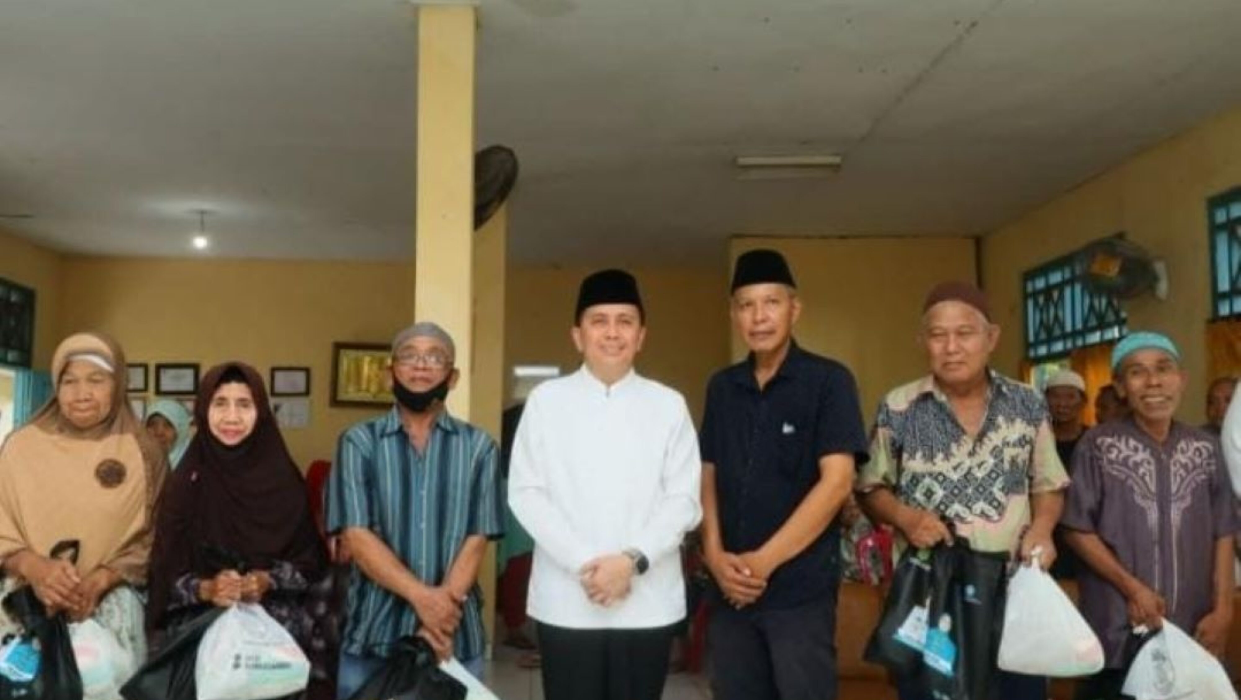 Hari Kemenangan Idul Fitri, Pj Gubernur Agus Fatoni Kunjungi Panti Lansia Harapan Kita