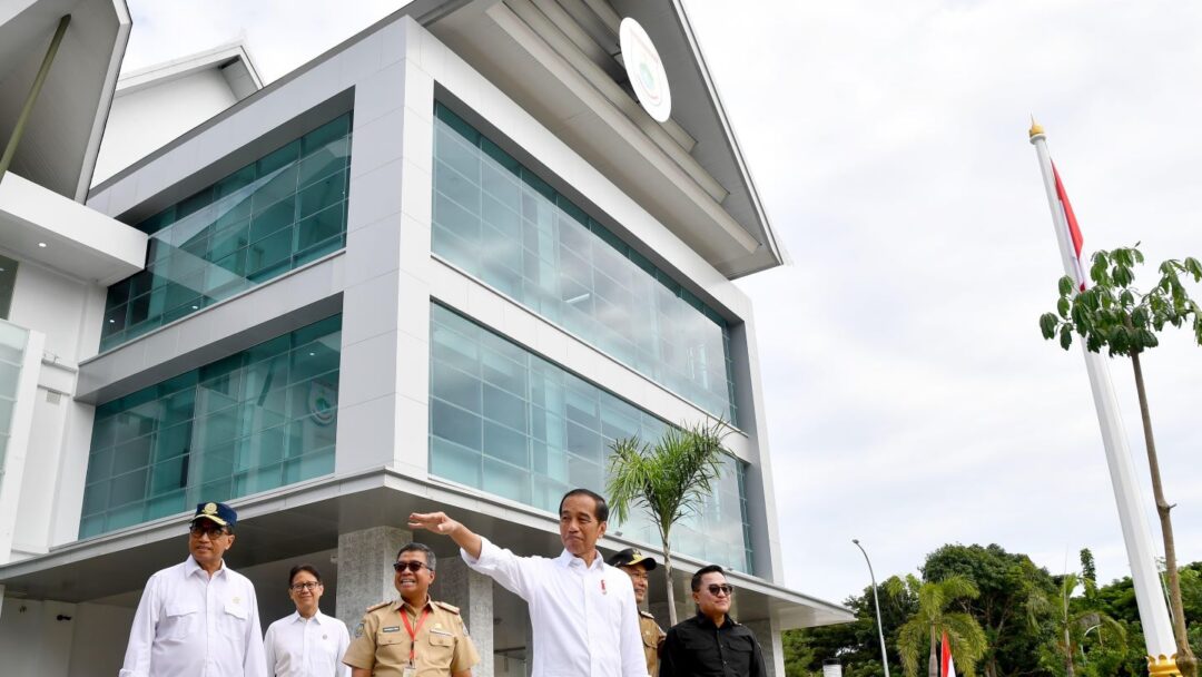 Awali Hari Kedua Di Sulawesi Barat, Presiden Jokowi Tinjau Kantor Gubernur