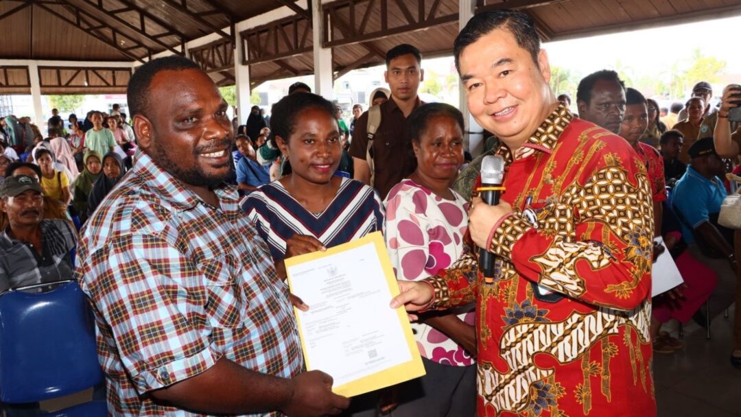 Warga Kabupaten Sorong Berduyun Urus Adminduk, 1.878 Dokumen Penduduk Habis Dibagikan