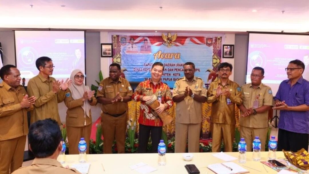 Dirjen Teguh Setyabudi Ajak Jajaran Dukcapil Papua Barat Daya Fokus Perekaman KTP-El Pemilih Pemula