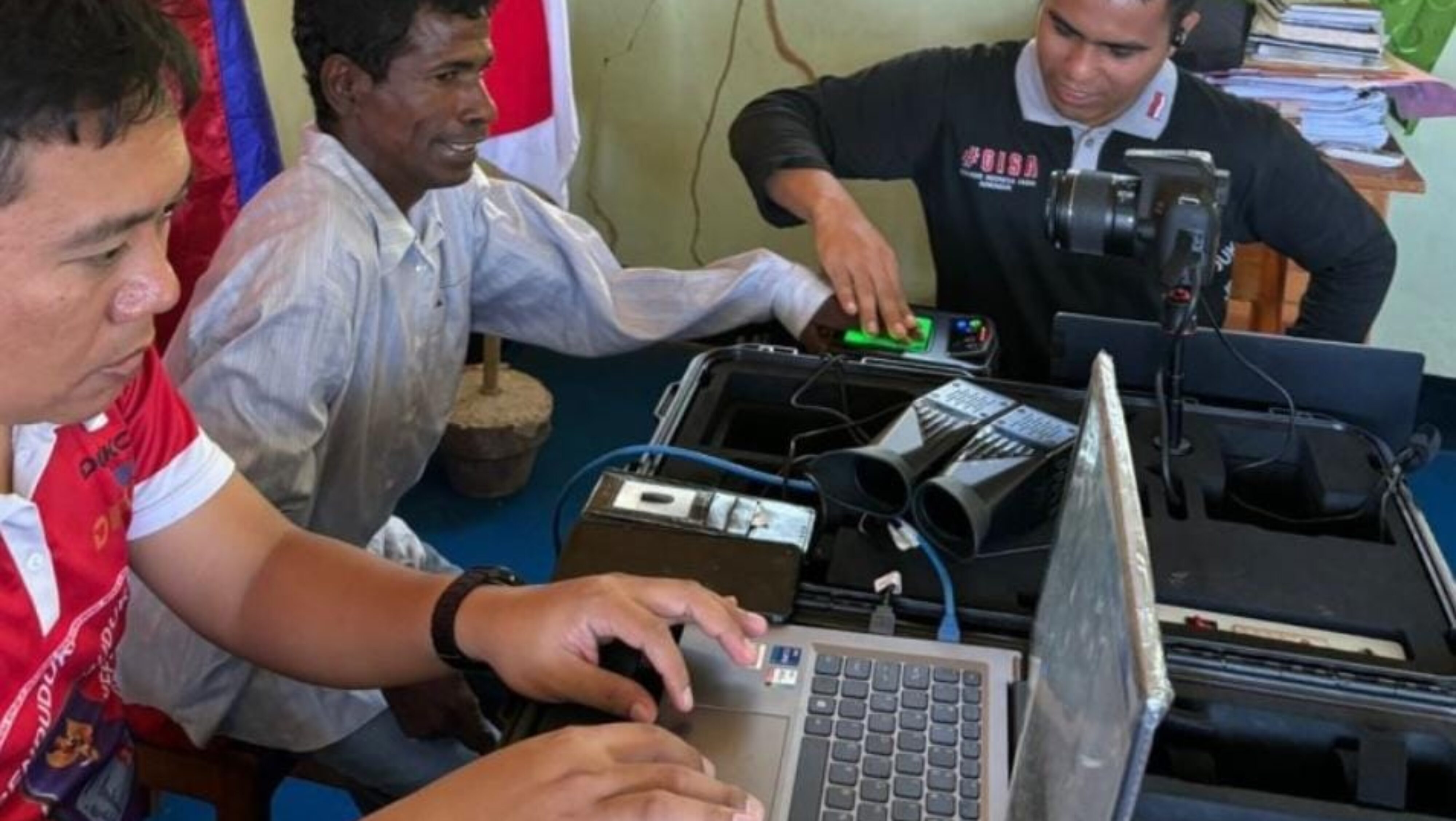 Dukcapil Jemput Bola di Desa Sadi, Ribuan Dokumen Adminduk Diterbitkan