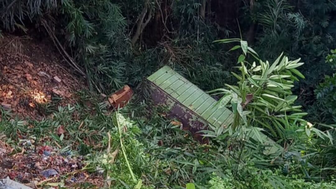 Sebuah Truk Boks Masuk Jurang di Pinggir Jalur Denpasar-Gilimanuk