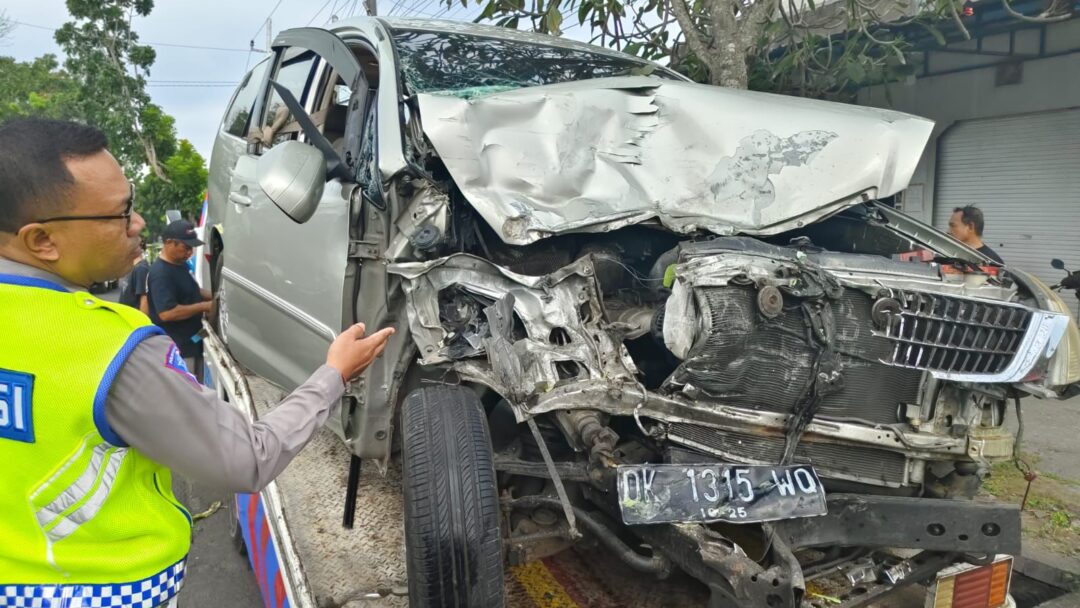 Diduga Sopir Mengantuk, Toyota Kijang Innova Tabrak Truk Tronton di Jembrana