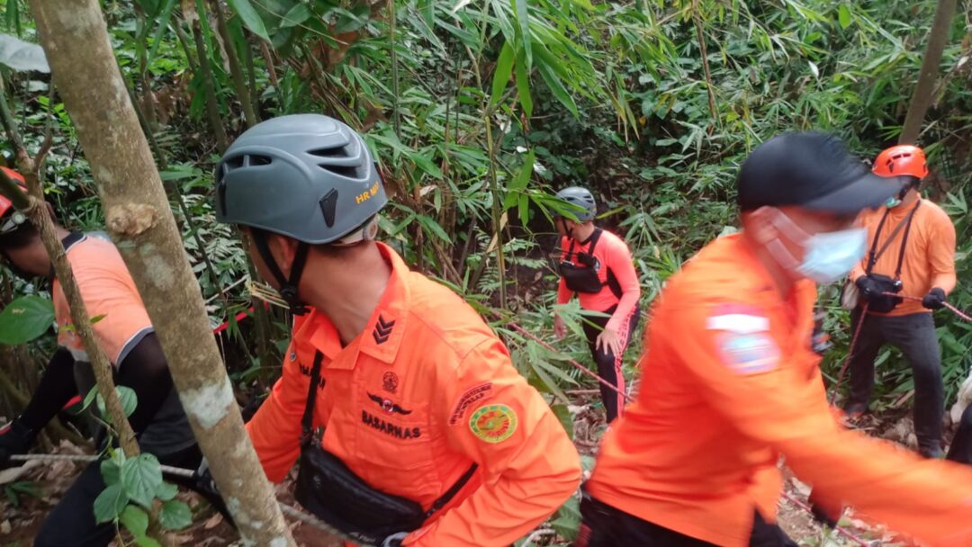 Lansia Ditemukan Meninggal di Jurang, Tim SAR Lakukan Evakuasi