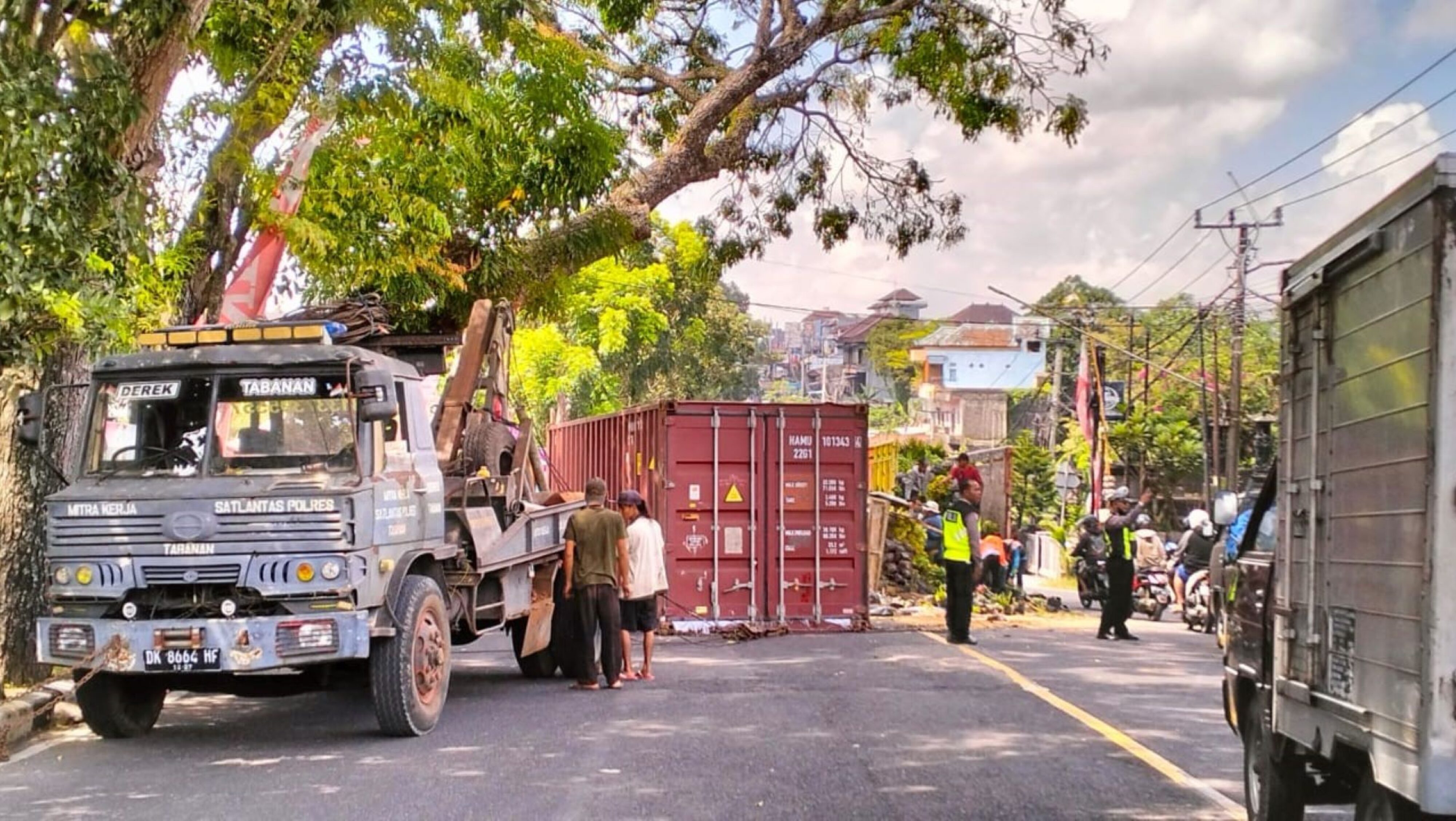 Mobil Pikap Bermuatan Tanaman Hias Penyok Tertimpa Kontainer Lepas