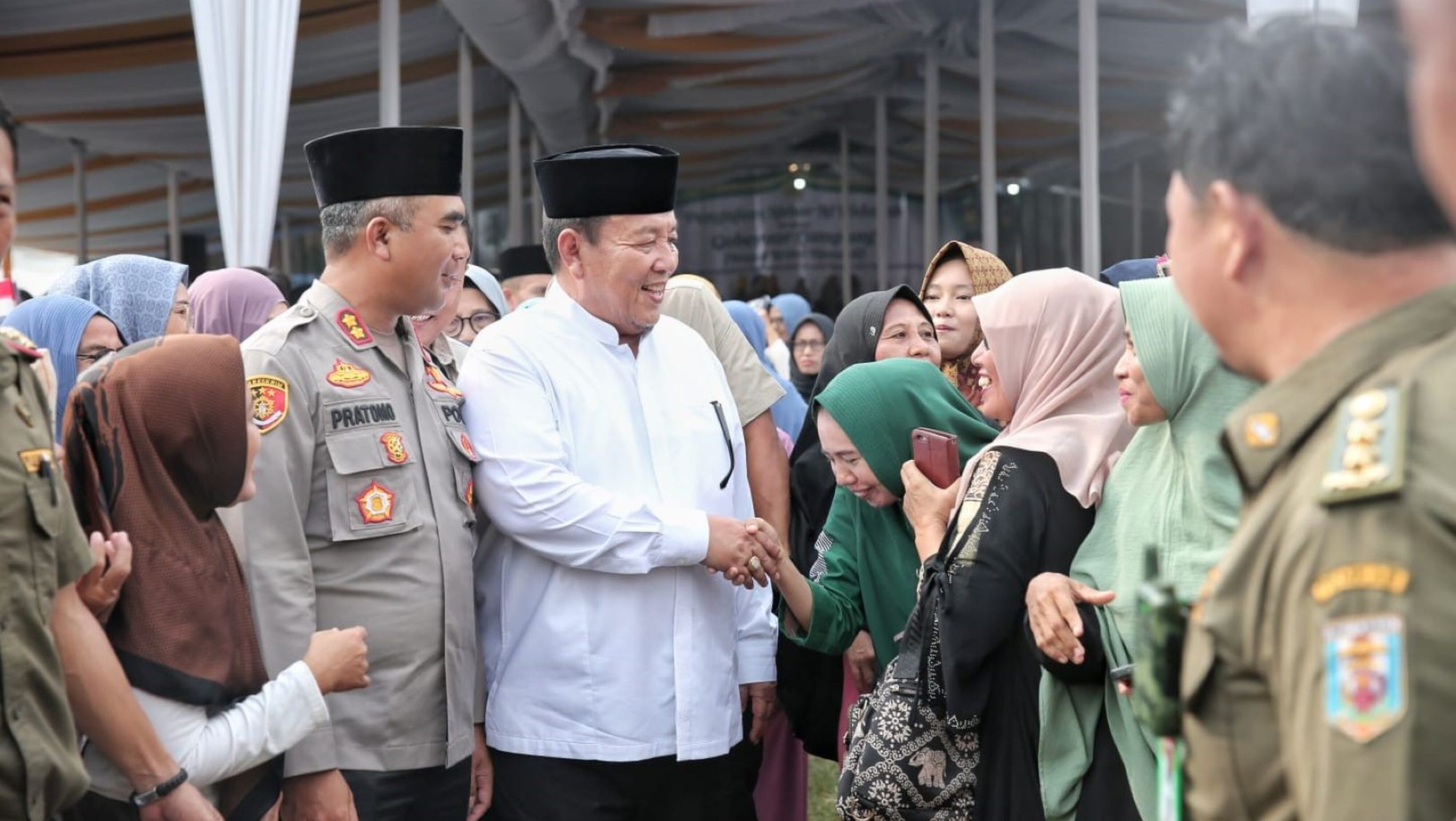 Gubernur Arinal Ikuti Pengajian Akbar Pemprov Lampung di Way Kanan, Juga Menyerahkan Bantuan, Meninjau Operasi Pasar Murah Dan Posko Kesehatan Serta Sosialisasikan Kemajuan Pembangunan Provinsi Lampung