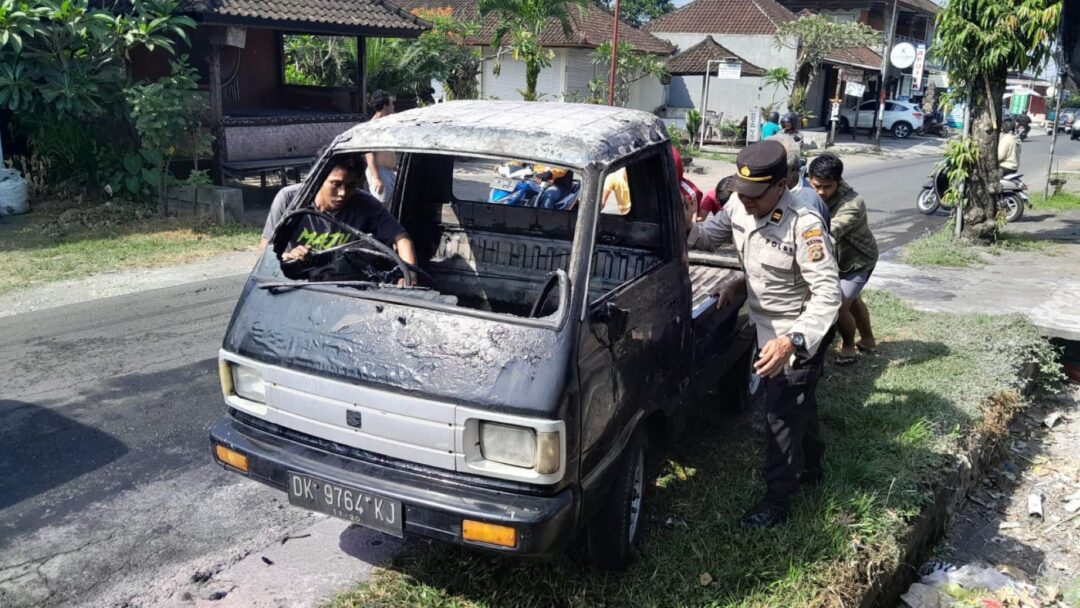 Diduga Korsleting listrik, Mobil Pick Up Kebakaran Di Kediri