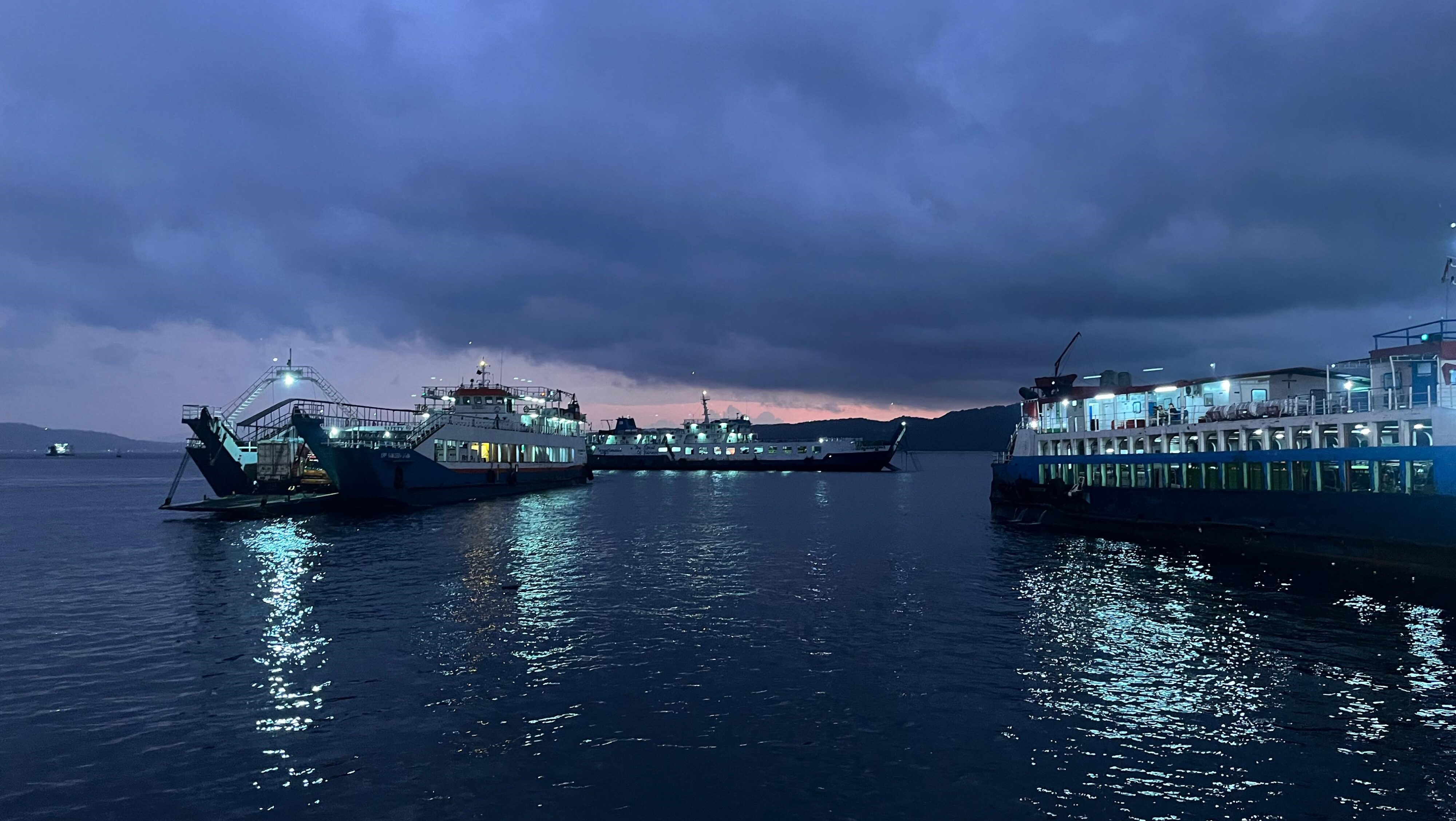 KMP Gerbang Samudera 5 Kandas Di Dekat Dermaga LCM Gilimanuk