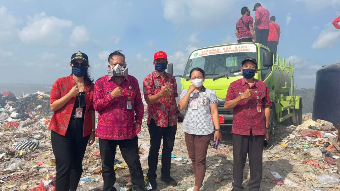 DLH Tabanan Semprotkan Eco Enzyme di TPA Mandung