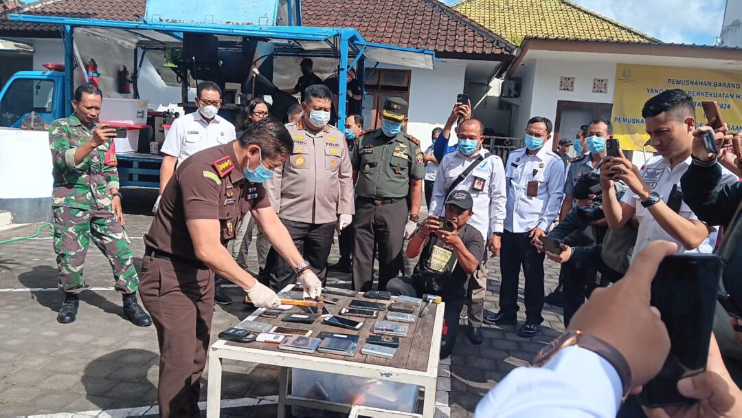 Kejari Denpasar Musnahkan Barang Bukti Kejahatan Senilai Miliaran Rupiah