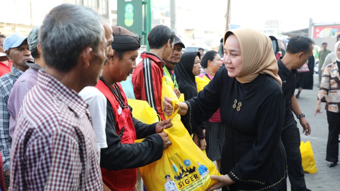 Ibu Riana Sari Arinal Beri Bantuan Sembako Dari Program Siger kepada Karyawan Toko, Pedagang Dan Pemulung Di Sekitar Kediaman Gubernur Lampung