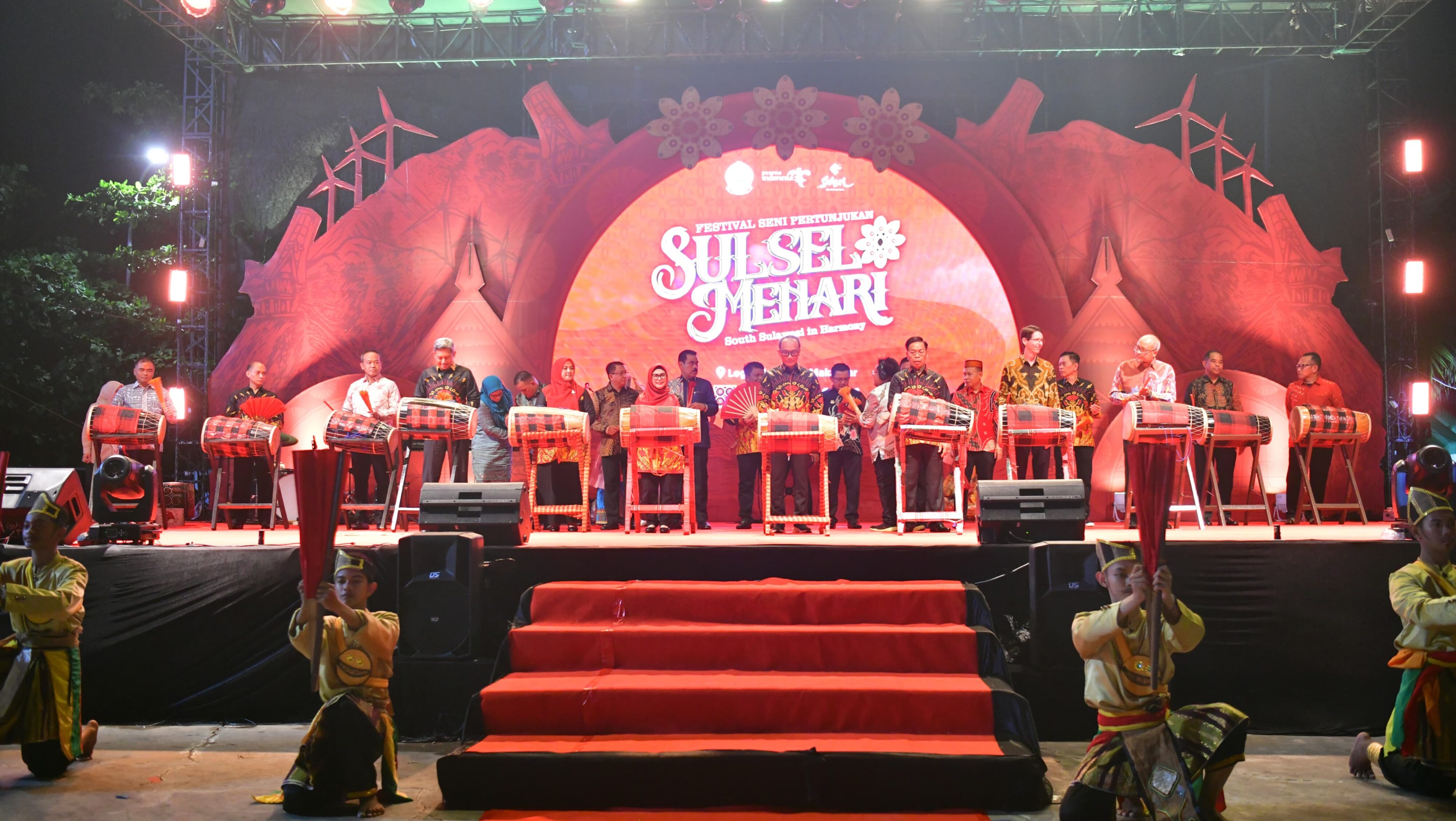 Dekranasda Ikut Sukseskan Festival Sulsel Menari, Dorong Kreatifitas Desainer Lokal Melalui Fashion Show