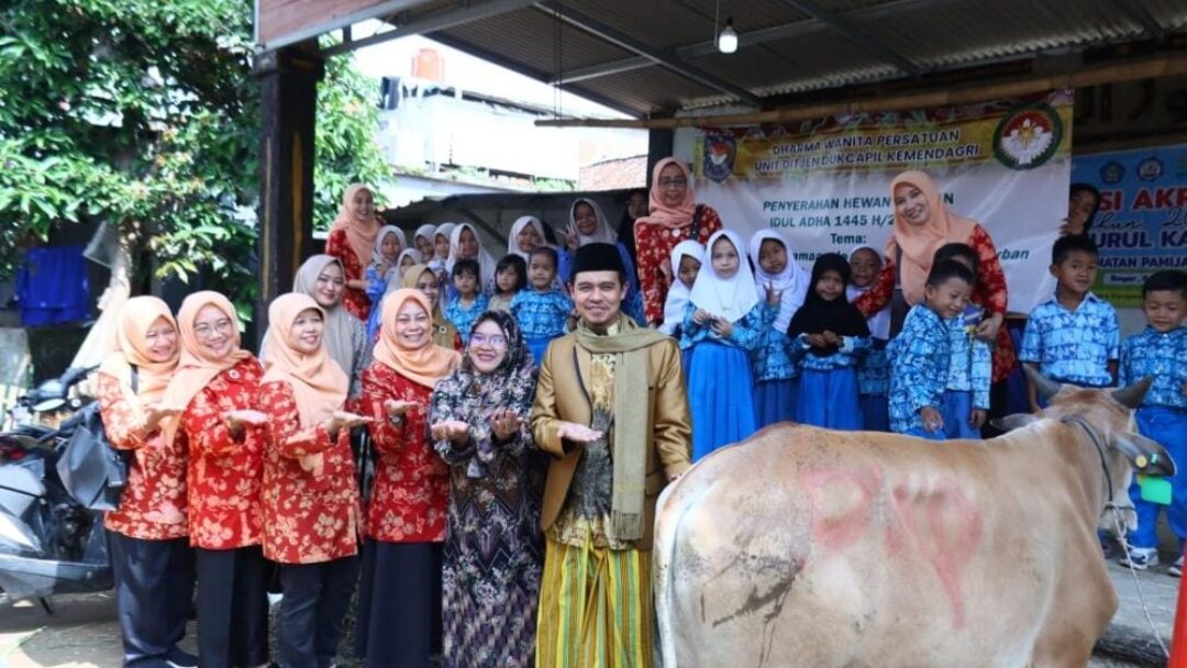 DWP Dukcapil Sumbangkan Hewan Kurban Ke Pondok Yatim Mulia Sawangan