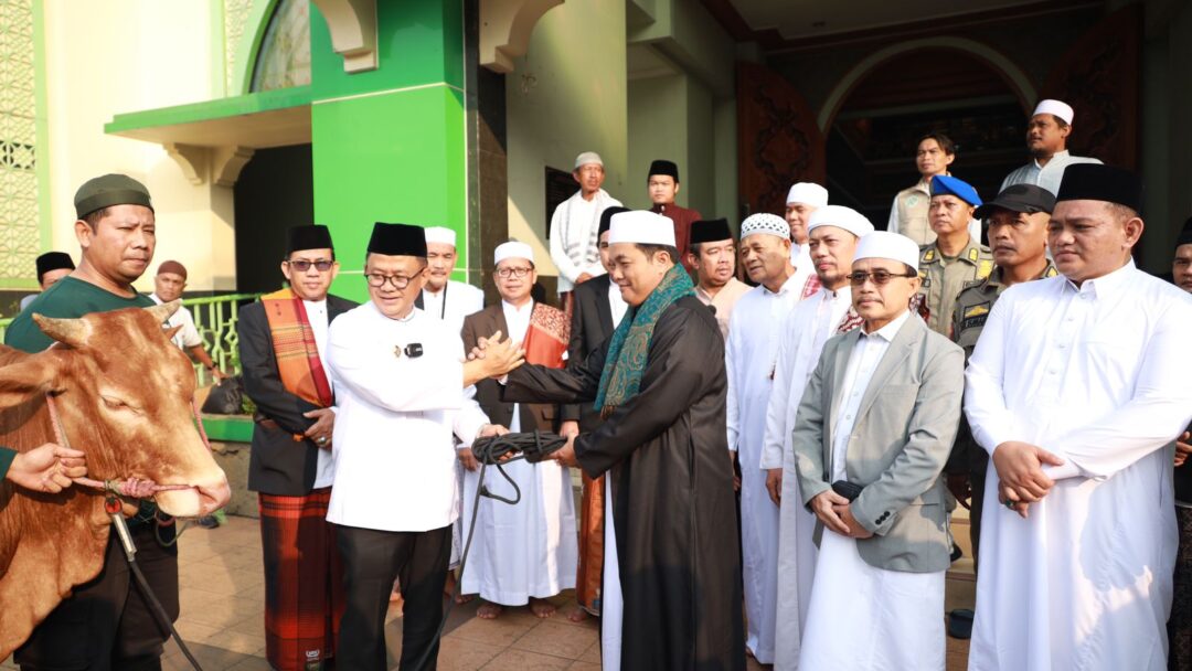 Pj. Wali Kota Bekasi Shalat Idul Adha Sekaligus Serahkan Hewan Qurban