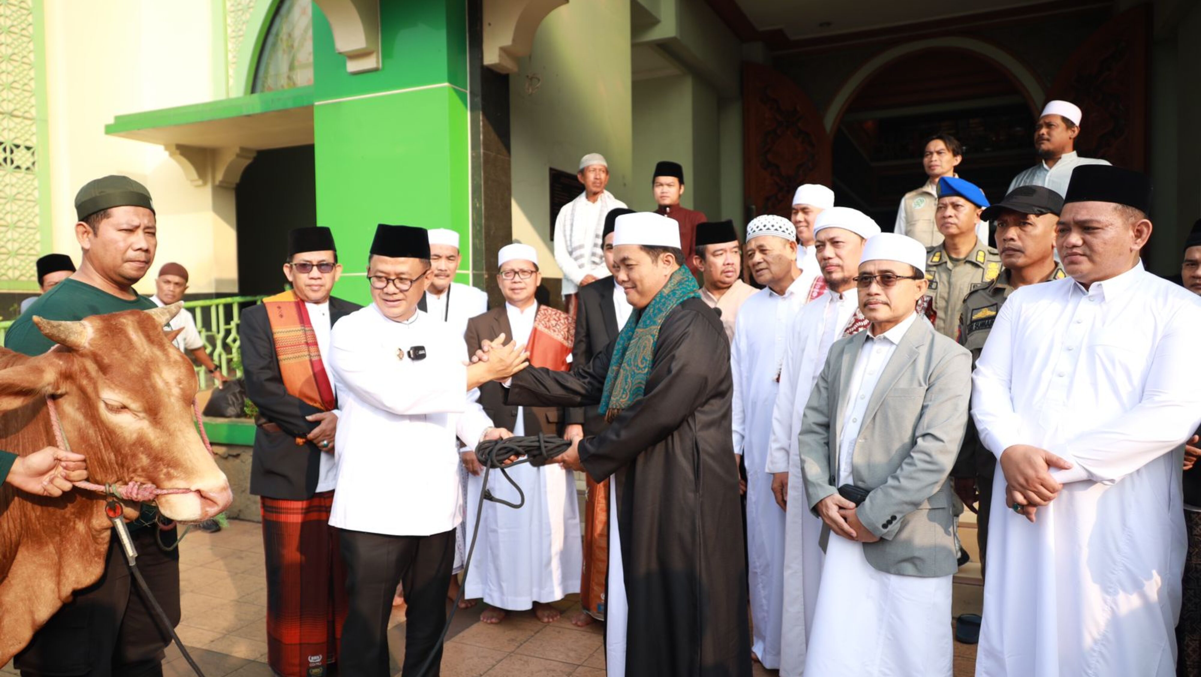 Pj. Wali Kota Bekasi Shalat Idul Adha Sekaligus Serahkan Hewan Qurban