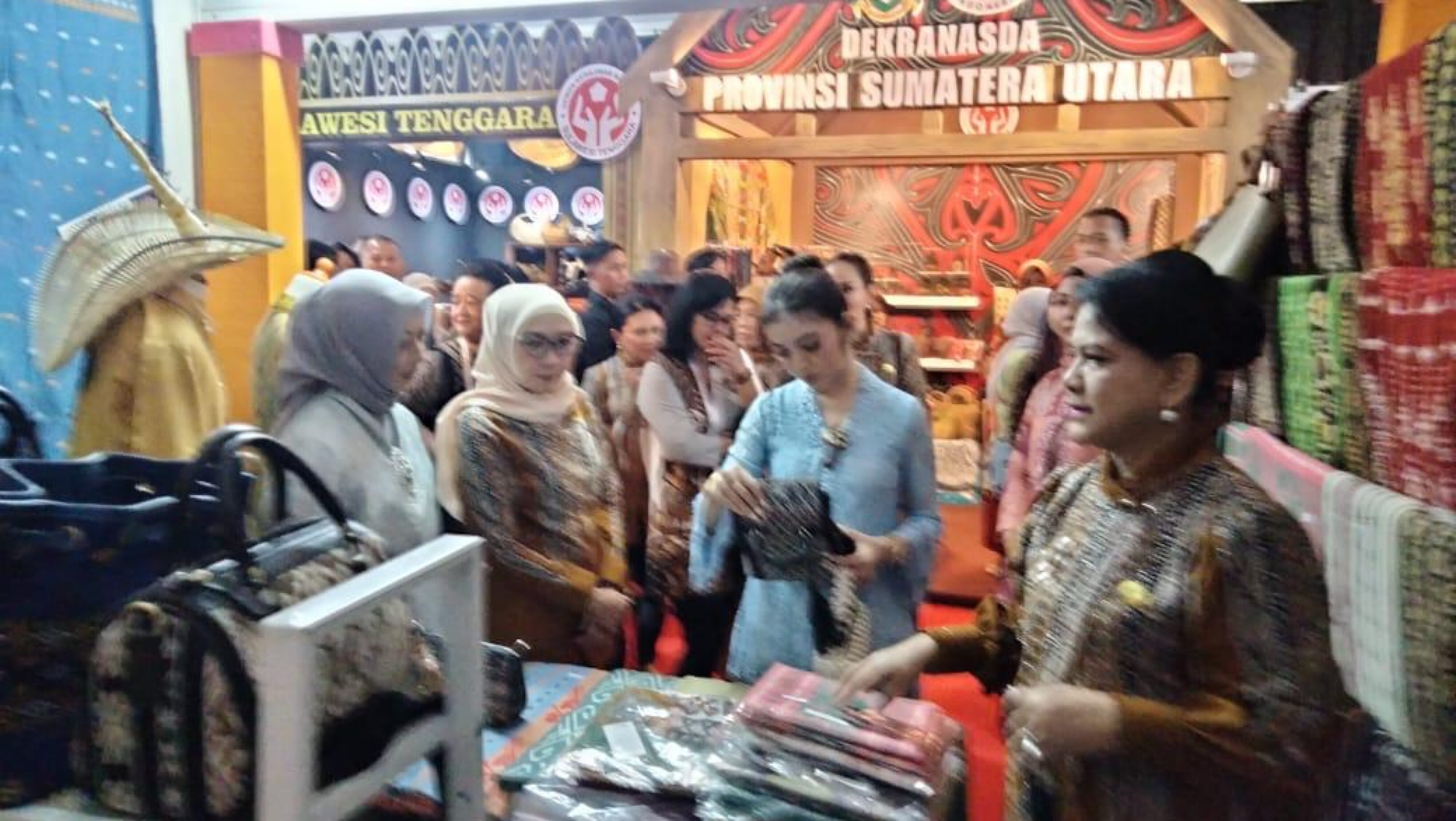 Tenun Khas Kota Kupang Mendapat Perhatian Ibu Negara Simak Selengkapnya
