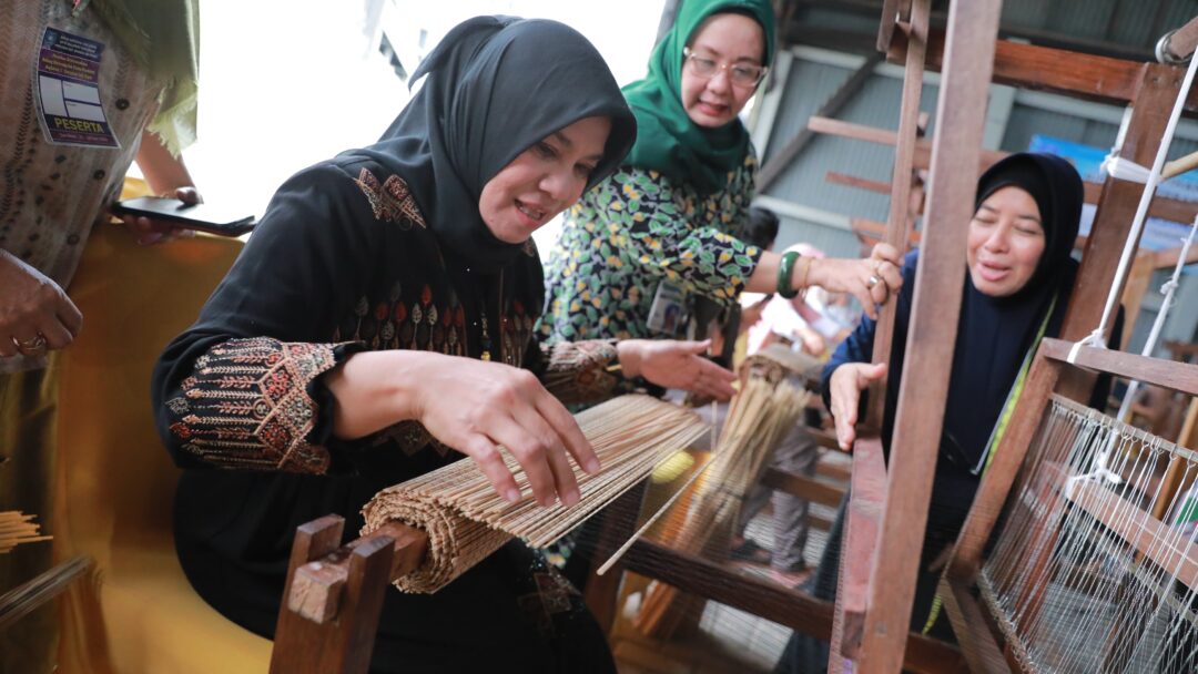Kunjungi Pelatihan Kewirausahaan Lidi Nipah, Pj Ketua Dekranasda Safriati Safrizal Beri Motivasi Para Pengrajin