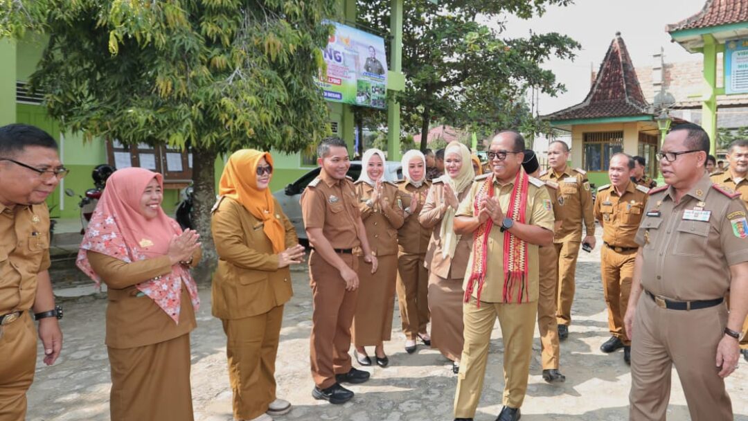 Pj. Gubernur Samsudin Tinjau Pelaksanaan Penerimaan Peserta Didik Baru Dan Daftar Ulang Di Sejumlah Sekolah Di Lampung Tengah