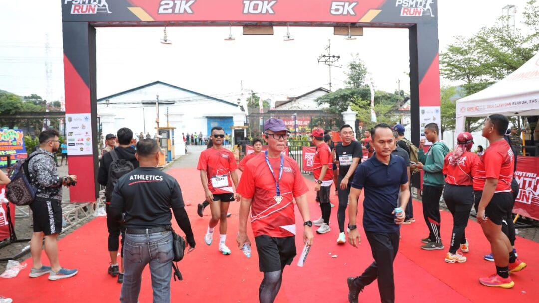 Sekdaprov Fahrizal Lepas Peserta “Krakatau PSMTI Run” Dalam Rangka Festival Krakatau XXXIII Tahun 2024