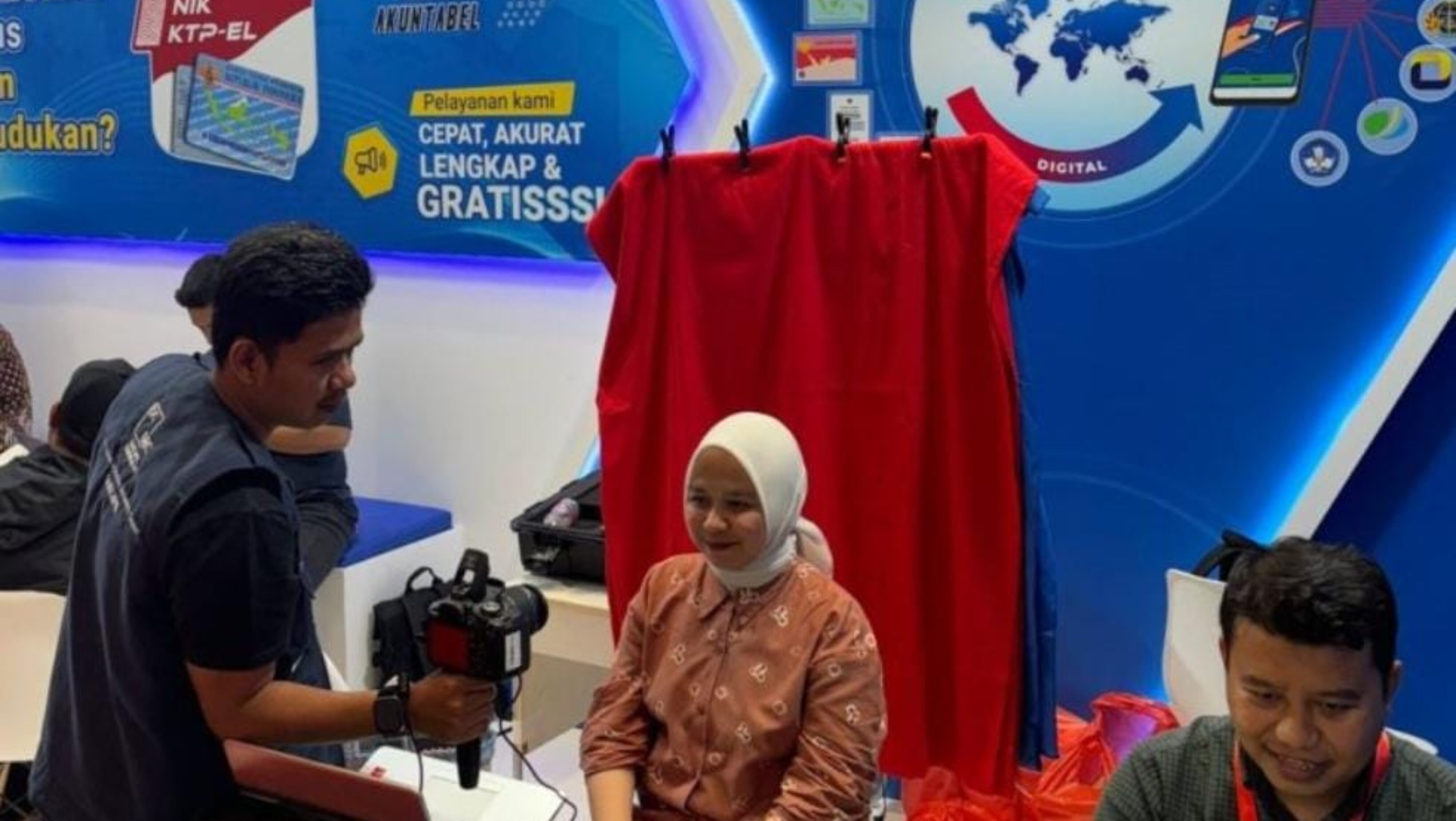 Cewek Berhijab Perlu Ganti Foto KTP-El? Kunjungi Stand Dukcapil Di Apkasi Otonomi Expo 2024