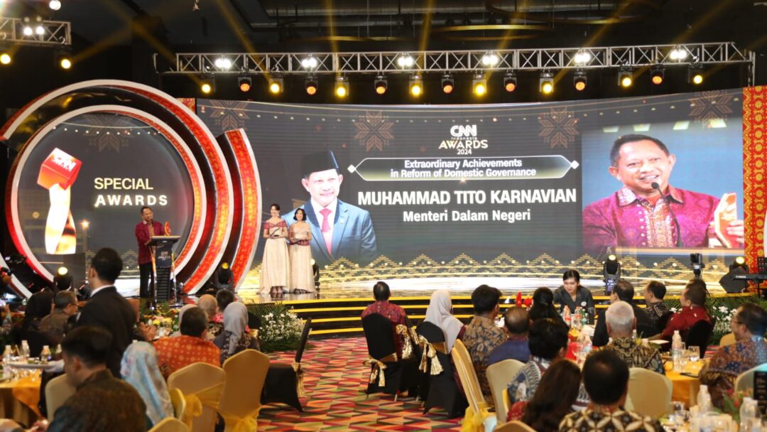 Lakukan Reformasi Pemerintahan Dalam Negeri, Mendagri Terima Penghargaan CNN Awards 2024